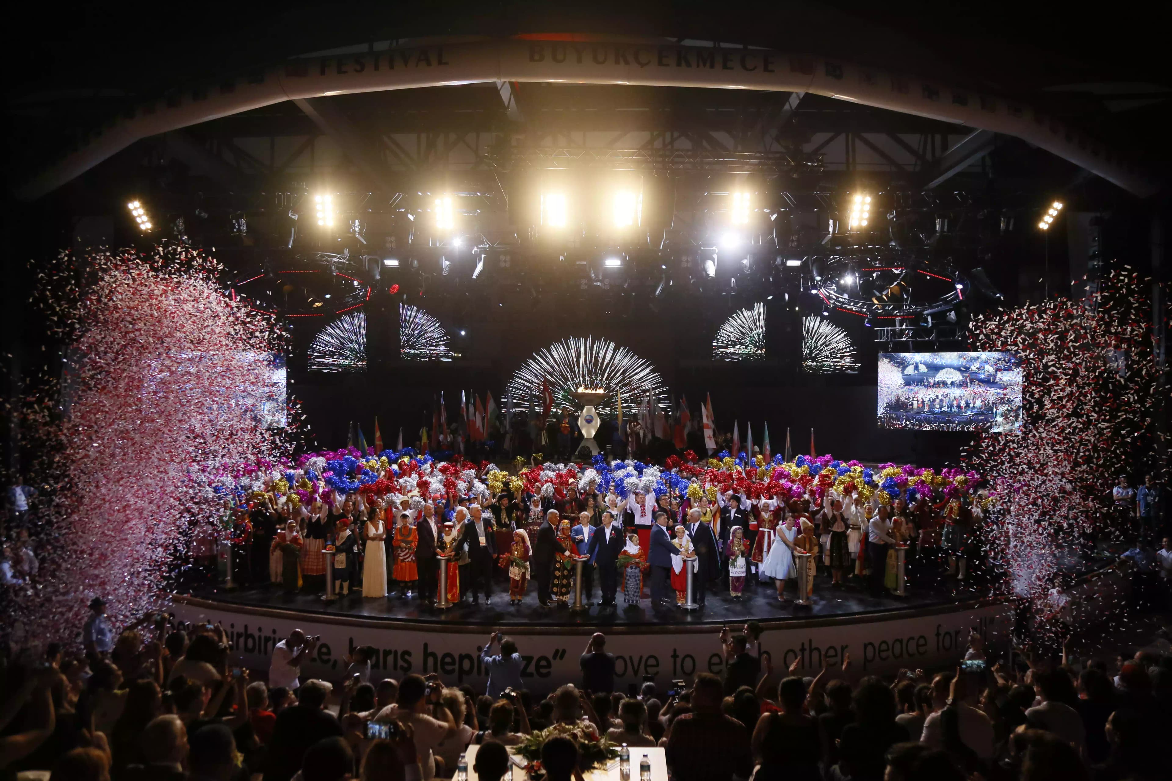 Festival sahnesi ve kalabalık