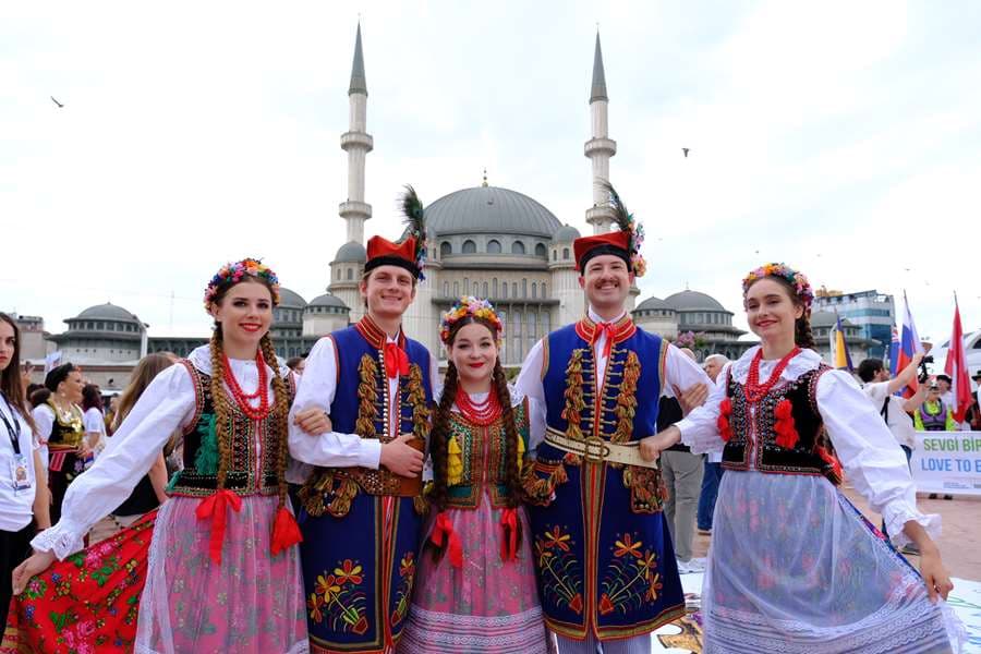 DÜNYANIN RENKLERİ TAKSİM MEYDANI’NDA BULUŞTU