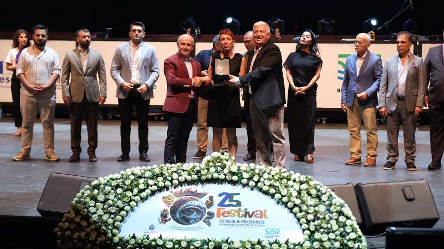 BÜYÜKÇEKMECE’NİN FESTİVAL SPONSORLARINA TEŞEKKÜR PLAKETİ