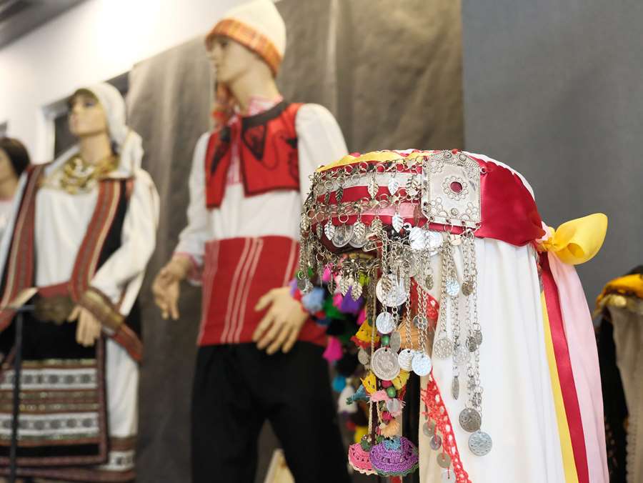 Kültürlerin renkleri folklorik bebeklerle yansıtıldı